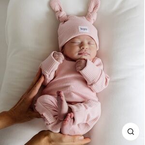 Bowy Made BABY FRILL ONESIE & Double Knot Beanie - DUSTY PINK size 0-3 months